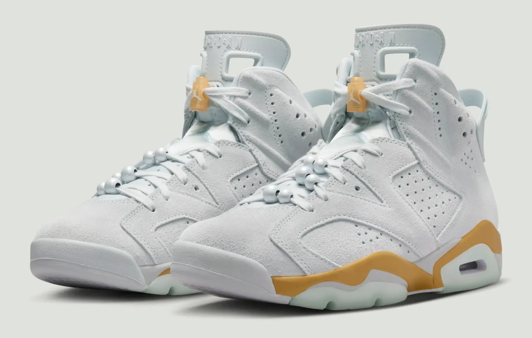 Vue arrière de la Air Jordan 6 'Paris Olympics' en noir et blanc, accentuant les détails du talon